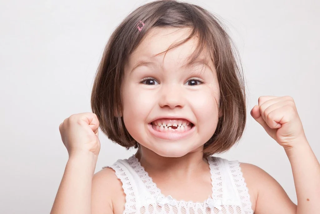 Cómo se caen los dientes de leche