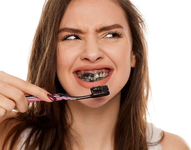 Pasta de carbón activado para dientes