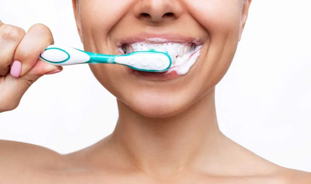 Cómo se hace una limpieza dental en casa